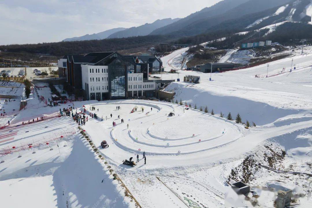 冰雪运动参与人次也逐年攀升,仅2020—2021年,全省滑雪场带动体育消费