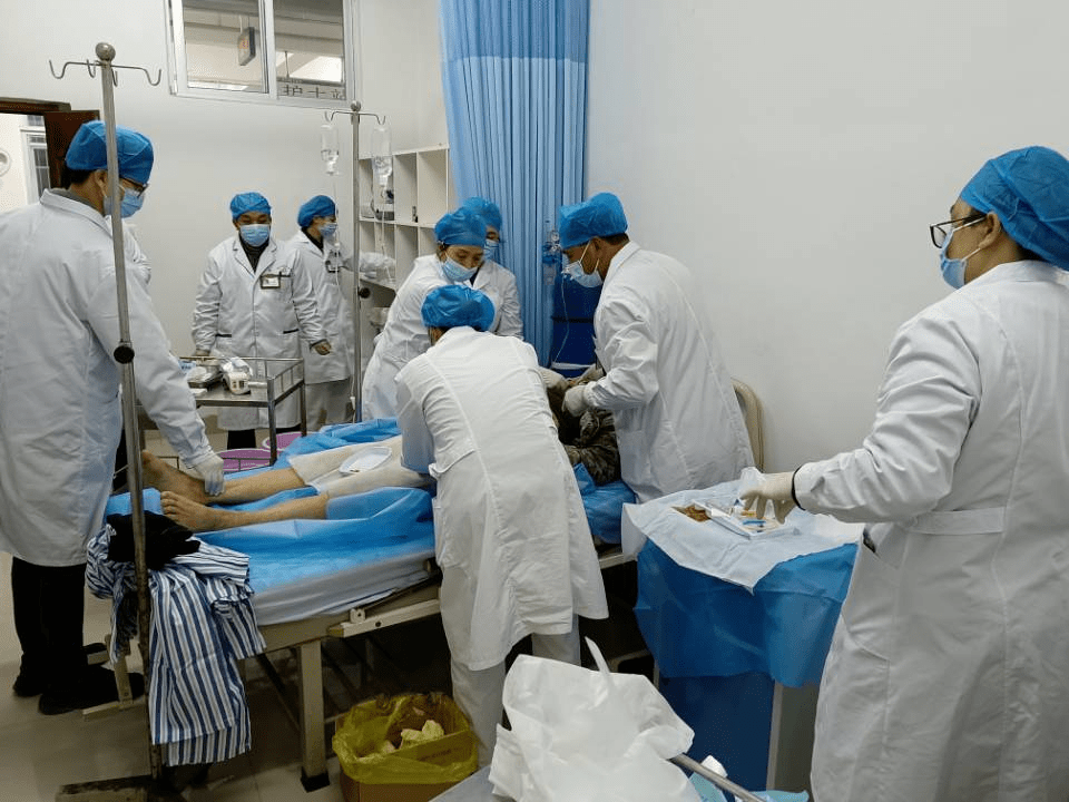 平果一名男子自服农药意识不清,抢救1个多小时_患者_病人_关医生