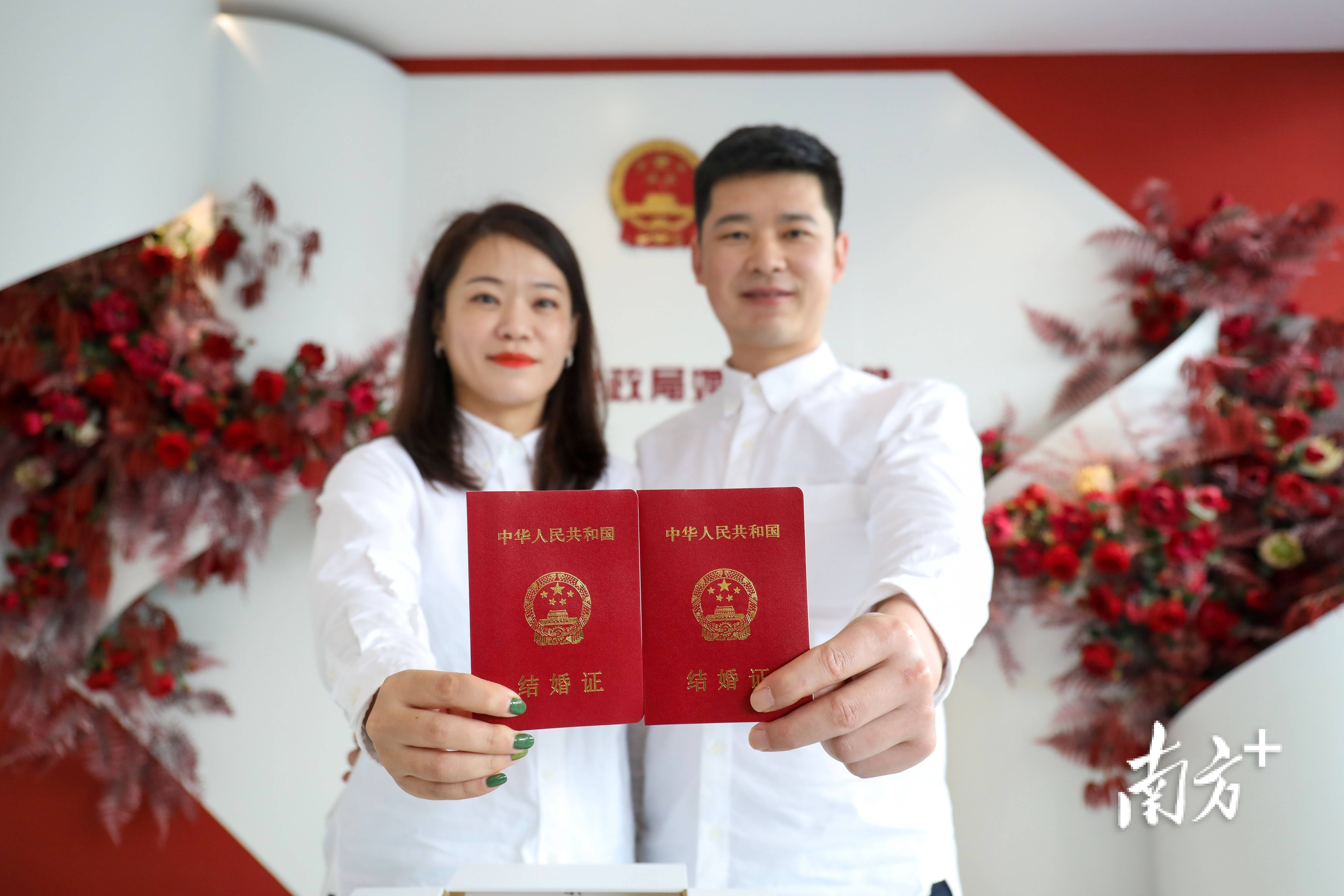 刚领完证的新人将结婚证握在手心里.