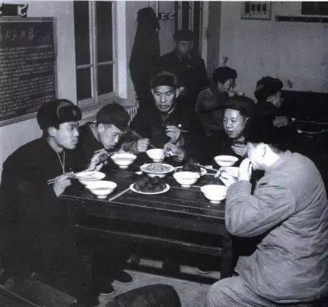 秦皇岛 秦皇岛人的穿衣“年代秀”，就是一部流行史！