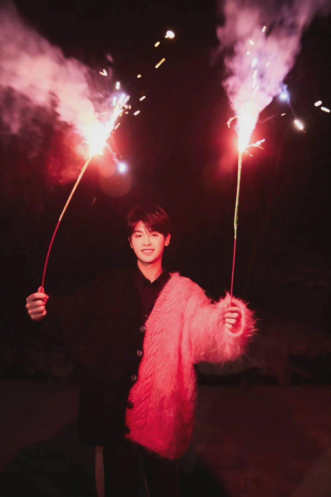 氛围感写真神器|划破夜空的一抹璀璨_烟花_仙女_肖战