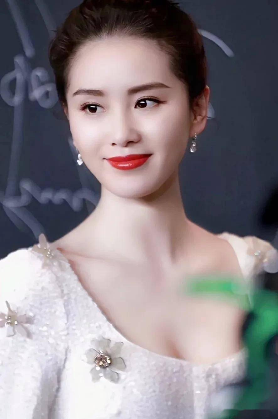 刘诗诗经珠不动凝两眉铅华销尽见天真