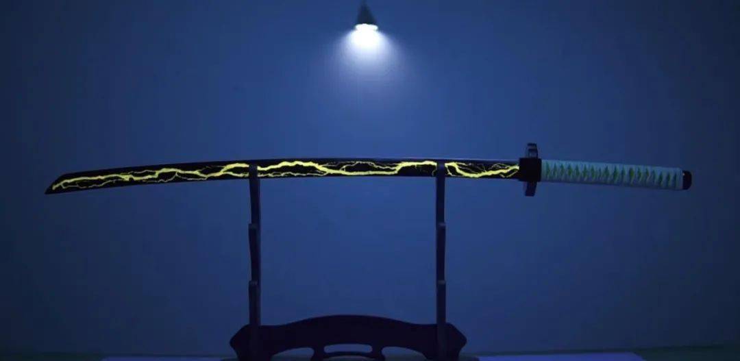 《鬼灭之刃》善逸雷刃▲可拉刀光龙刃,用紫光檀1:1打造▲雷电将军