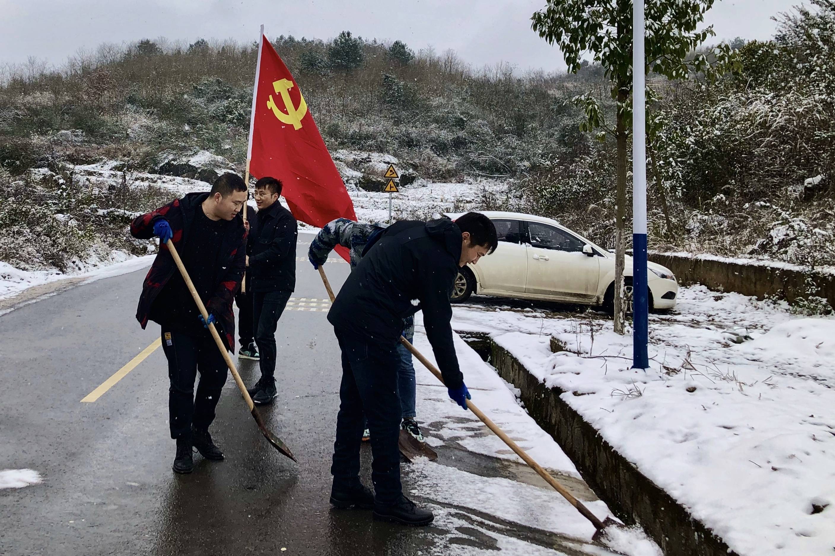 开阳县宅吉乡抗风雪保民生