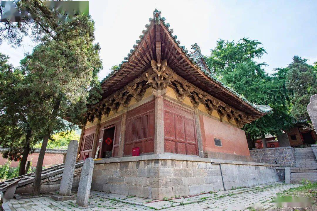 尽管今天的少林寺建筑中部分是当代复建,但也有初祖庵,塔林等重要的