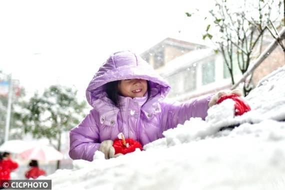 市民|二月春寒雪满山 稚子游人嬉雪欢