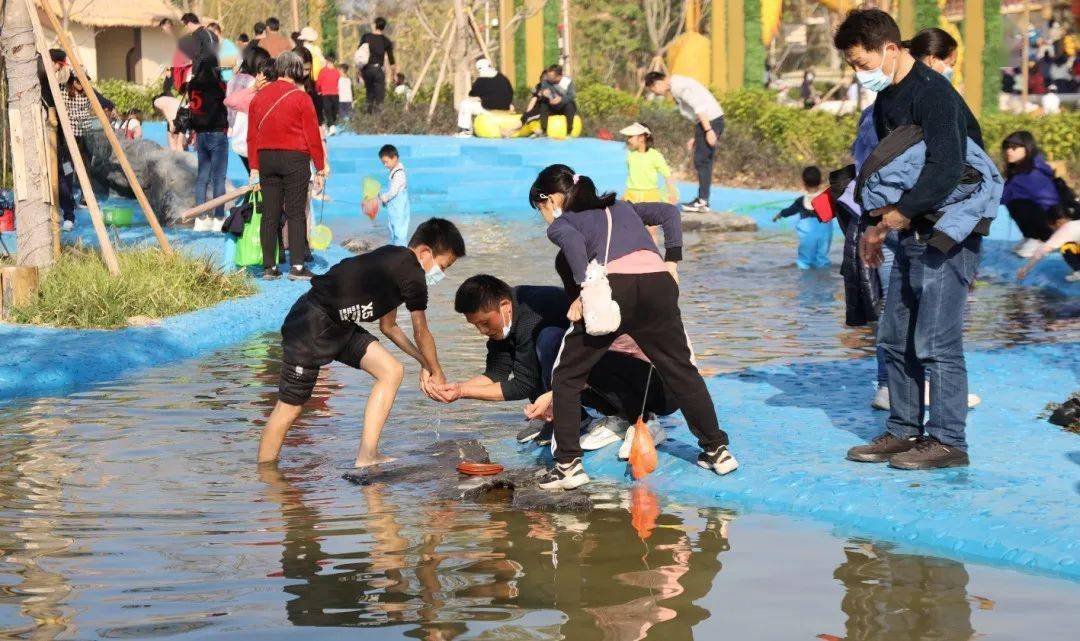 週末同價99元搶購江門華僑城古勞水鄉童夢村樂園2大2小或3成人飛魚