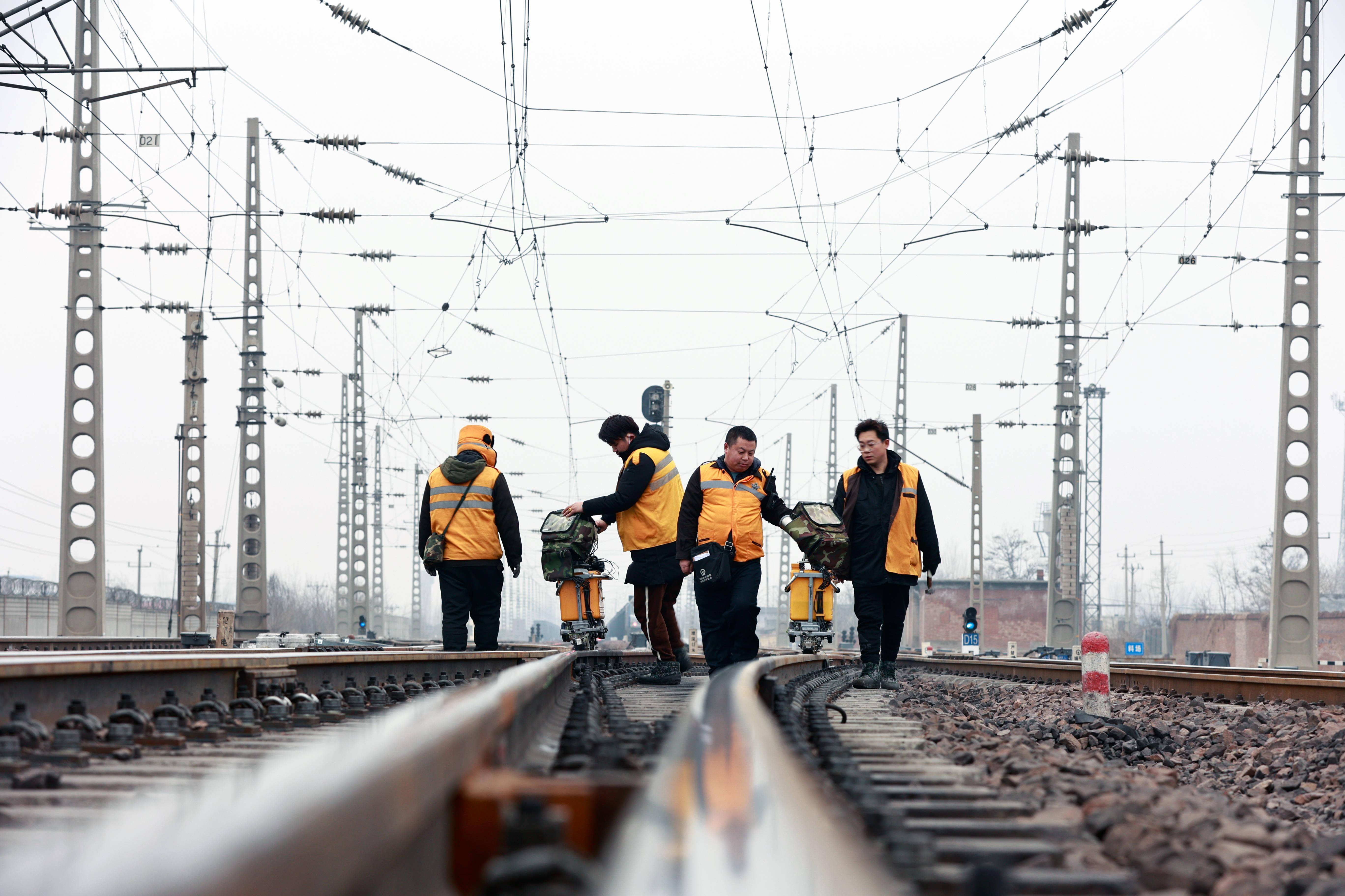 钢轨b超师对铁路毫米级精准探伤