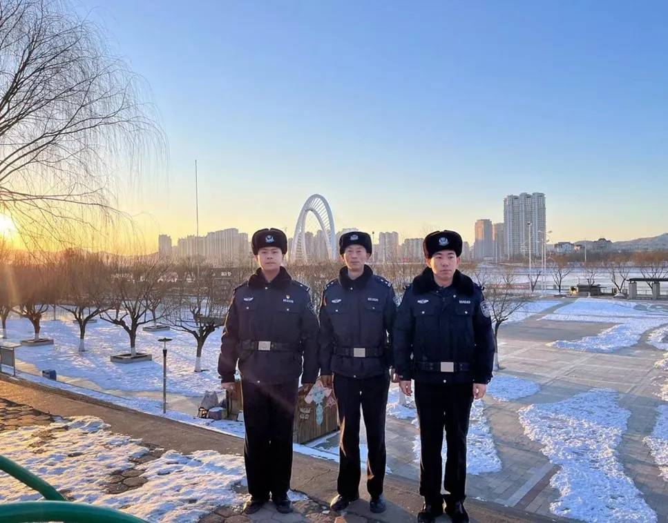 凌河分局凌安派出所守护绿水青山凌安警方在行动