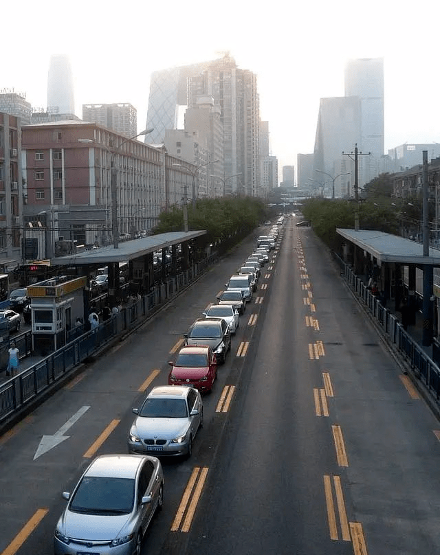 車道上畫著魚骨線是啥意思怎麼走交警再說一遍請牢記