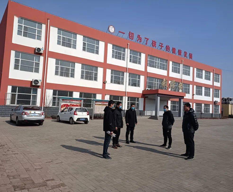 近日,三堤口中学组织开展了2022年春季开学前安全大检查,校长谭召光