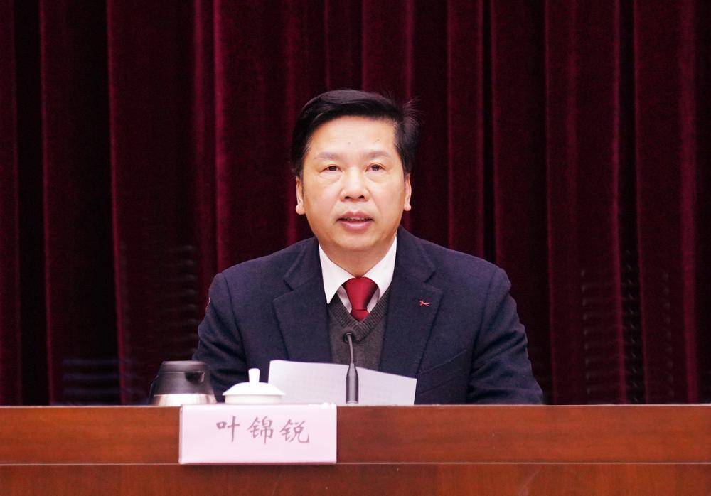 清溪镇委书记叶锦锐会议强调,全镇上下要当好"奋斗者",要抢抓"双区"和
