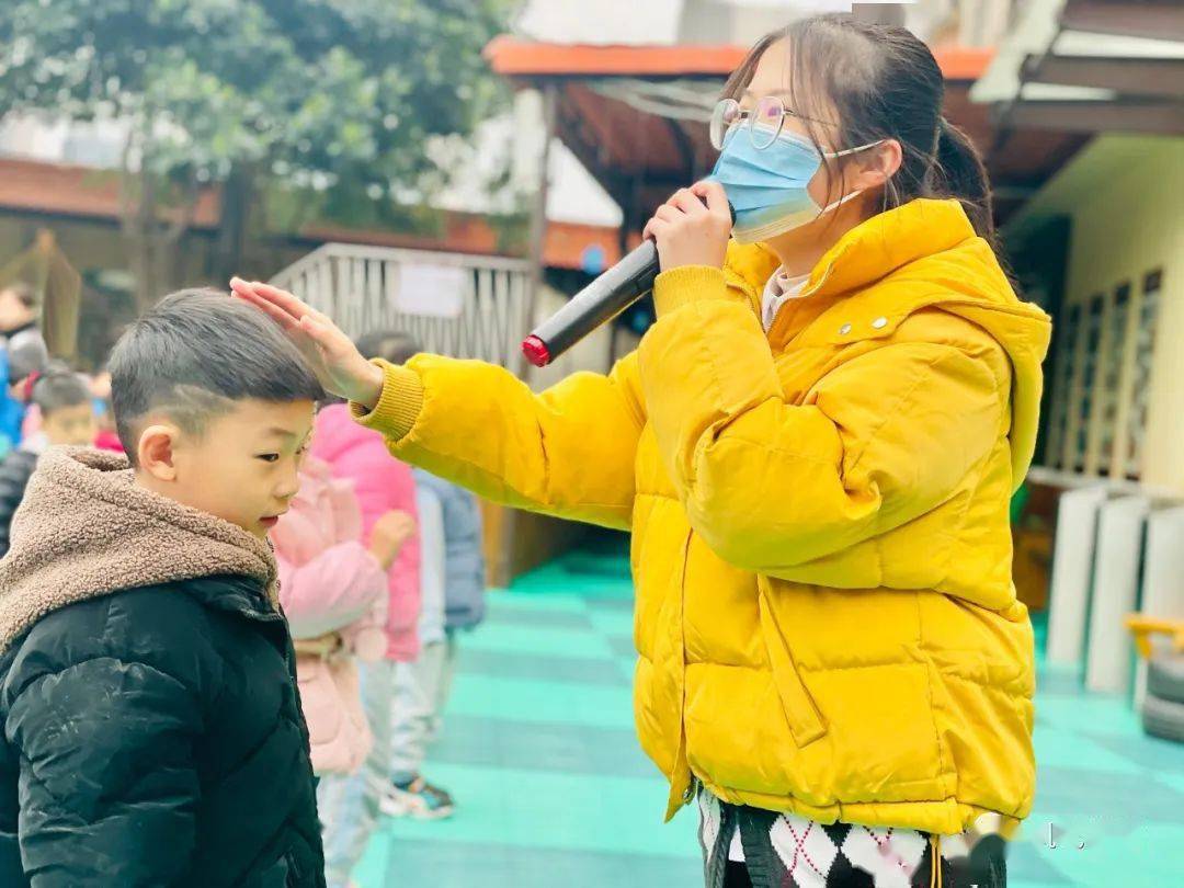 星海园动态乘车教育安全伴我同行星海园幼儿园校车安全演练活动