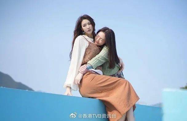 菊梓乔甩绯闻男友陪妹妹唱情歌黄翠如心情好做眼镜娘