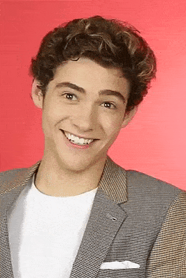 (约书亚·巴塞特)因在迪士尼美剧《歌舞青春:音乐剧》中扮演 ricky 一