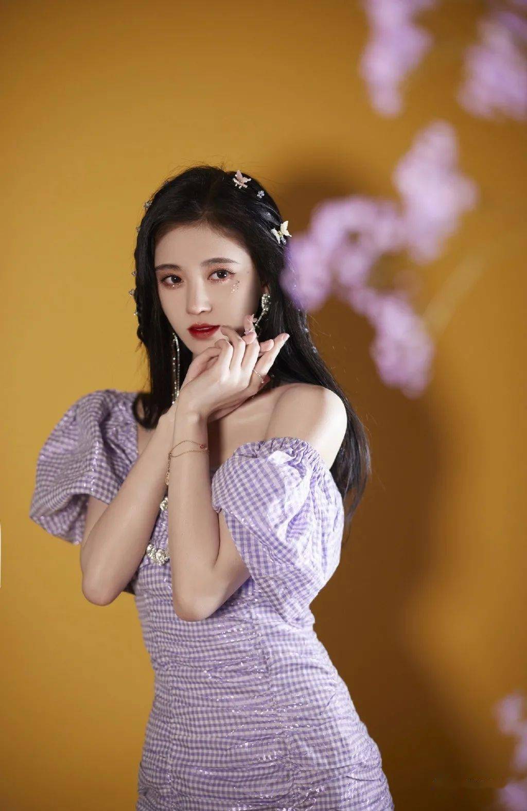 鞠婧祎粉色亮片裙配蕾丝内搭甜似小公主配珍珠发箍少女极了