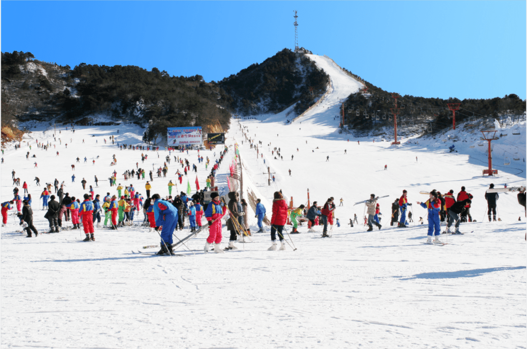 云佛滑雪场位于密云水库的南岸,是集滑雪,餐饮,娱乐,健身为一体的大型