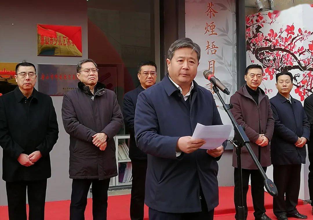 活动现场范社岭和袁宁共同为"民建中央画院河北(唐山)分院"揭牌.