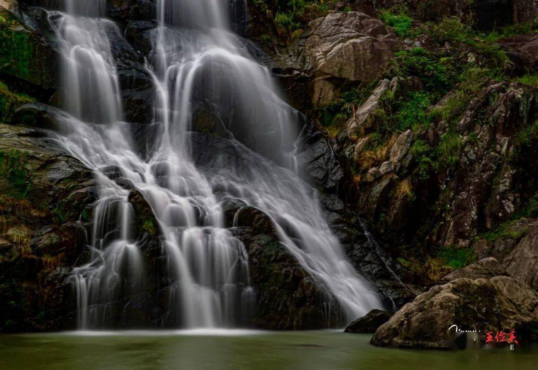 景贤亭原名双瀑亭,是乐清著名八景之一,位于城区丹霞山麓,周遭有双瀑