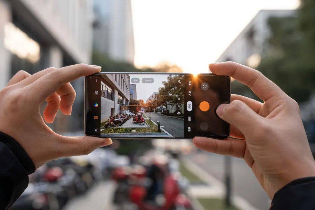 绿厂刚刚发布的这款新机，居然也找了哈苏。。。