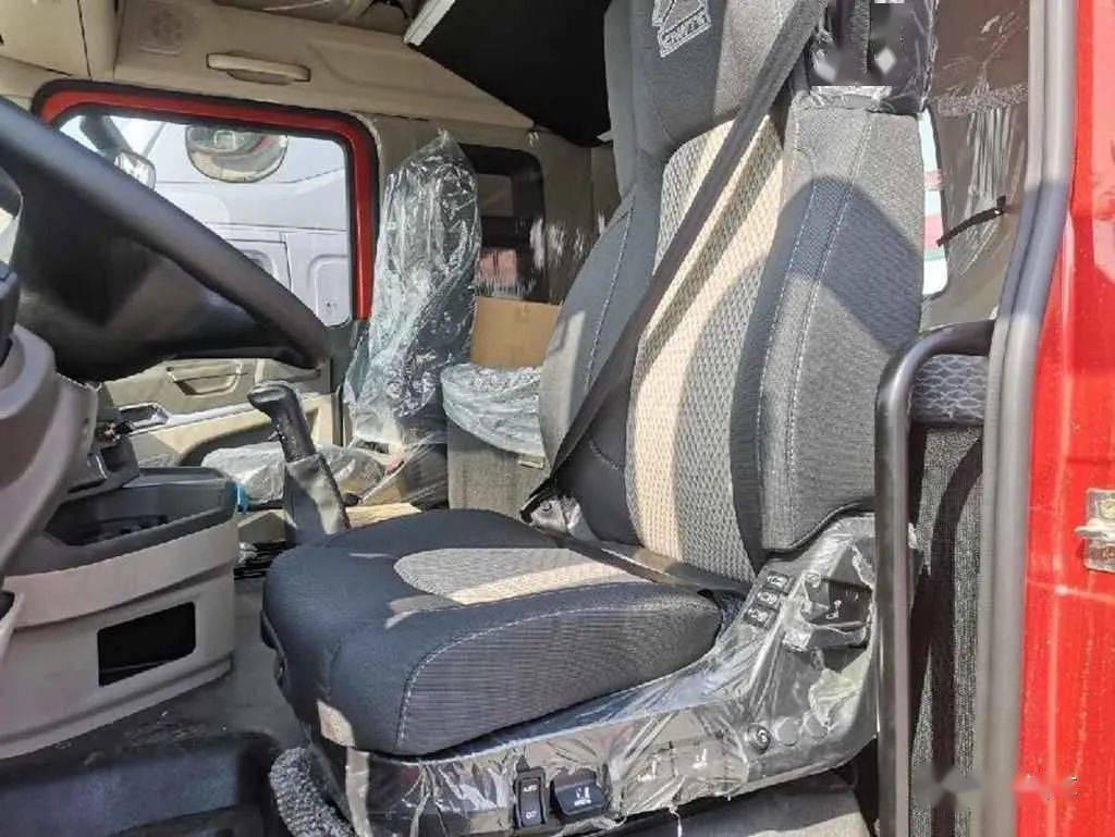 凭颜值吸睛用实力说话重汽豪沃max圈粉卡友新生代