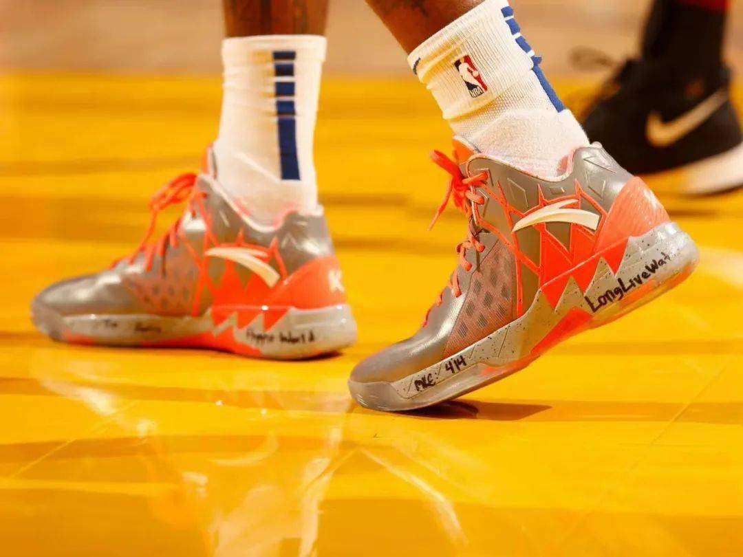 库里4复刻双版本要情怀还是要实战