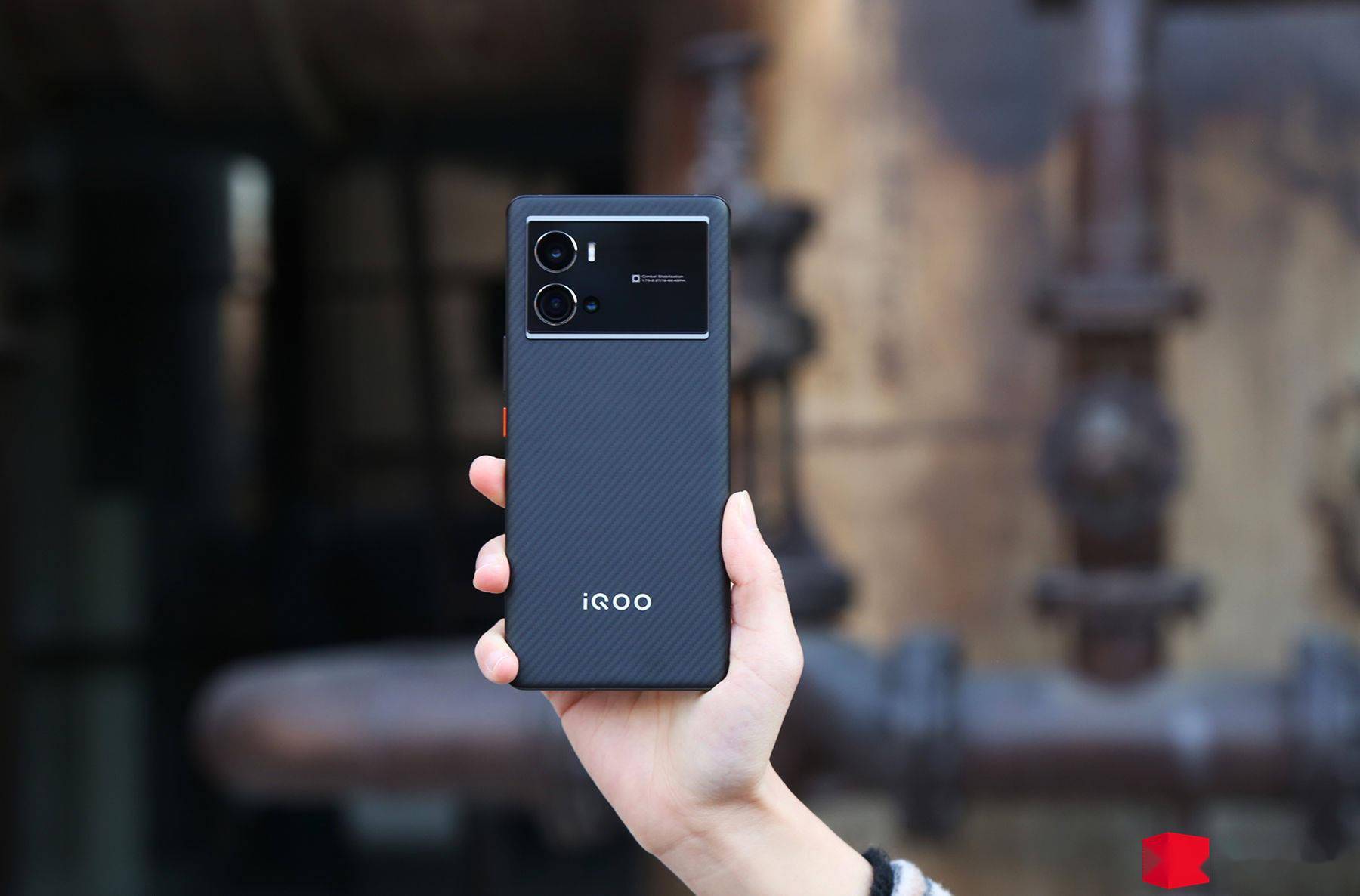 iQOO 9 Pro 赛道版图赏：全新芳纶纤维材质 3D 后盖，好看还舒服