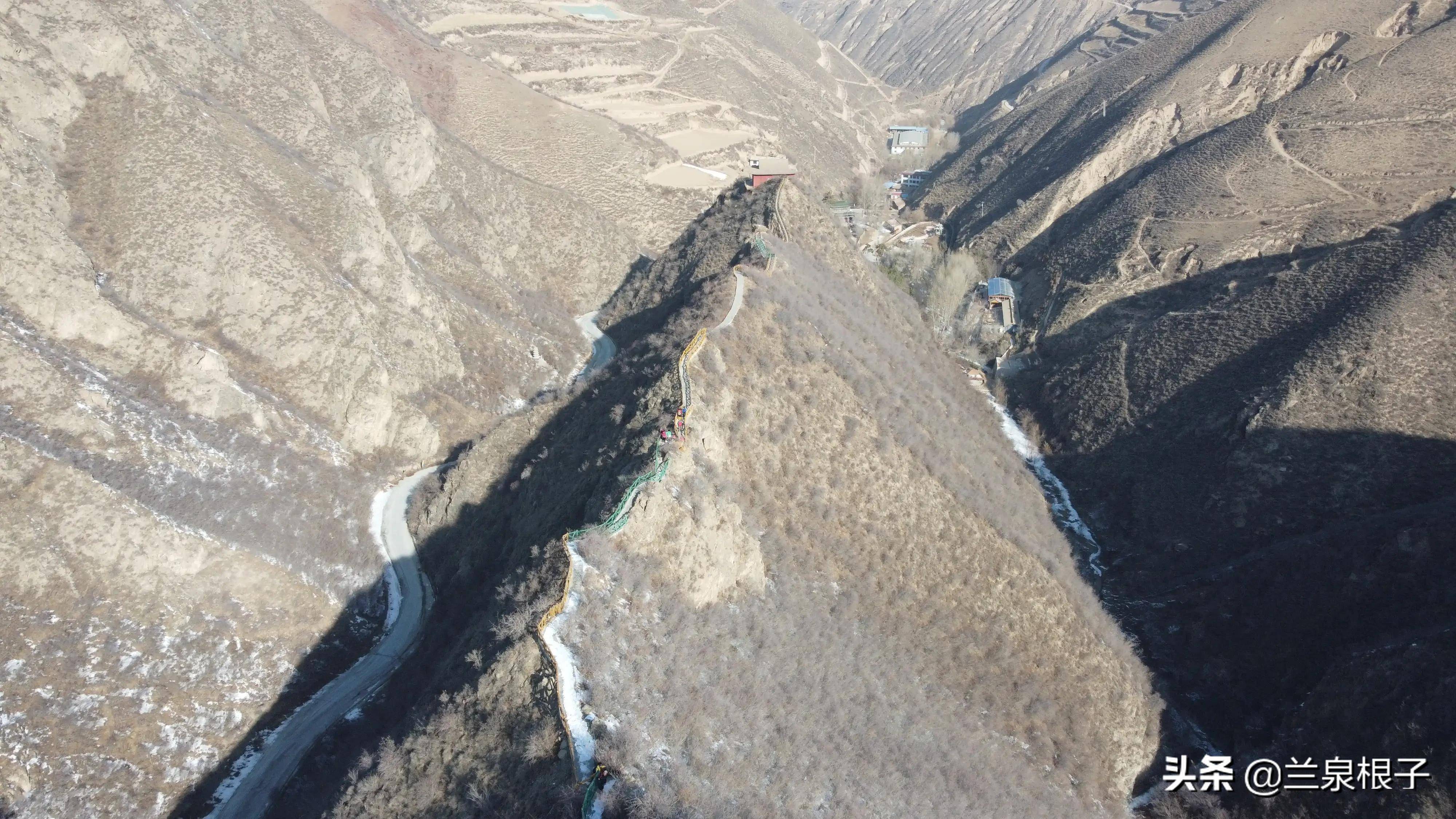 蘭州近郊抱龍山龍脊背上走走圖吉祥