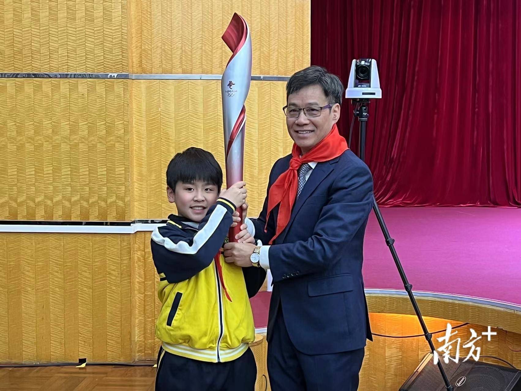 做自己的英雄德叔为朝天小学学生上思政第一课