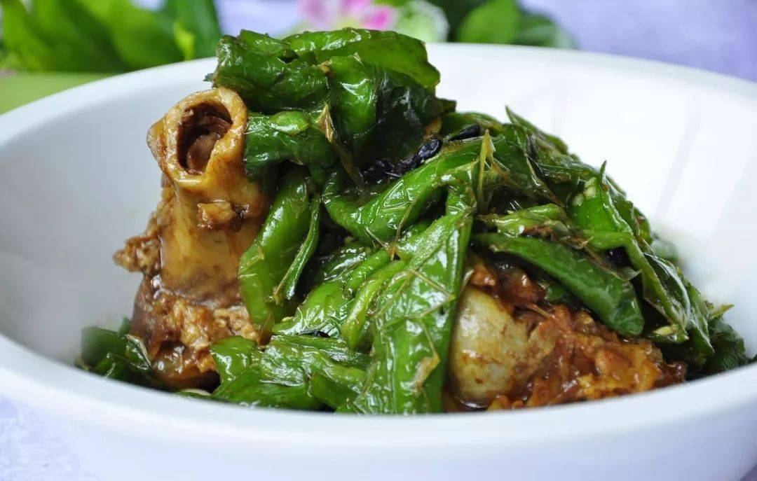 除了辣椒和筒子骨的美味外,很多人还狂爱它的汤汁,用来拌饭,盖世的