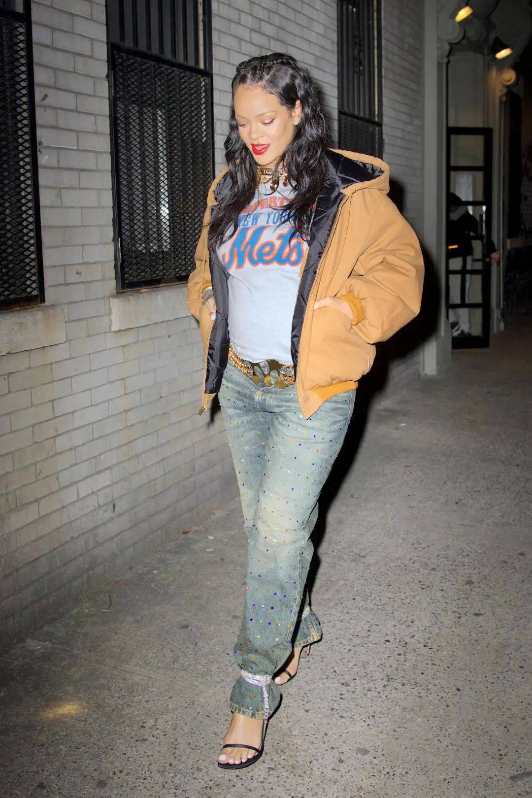 图片 欧洲“平民王妃”世纪同框，刘雯和宋妍霏都回归，张子枫绯闻事件后首现身！【海报街拍】