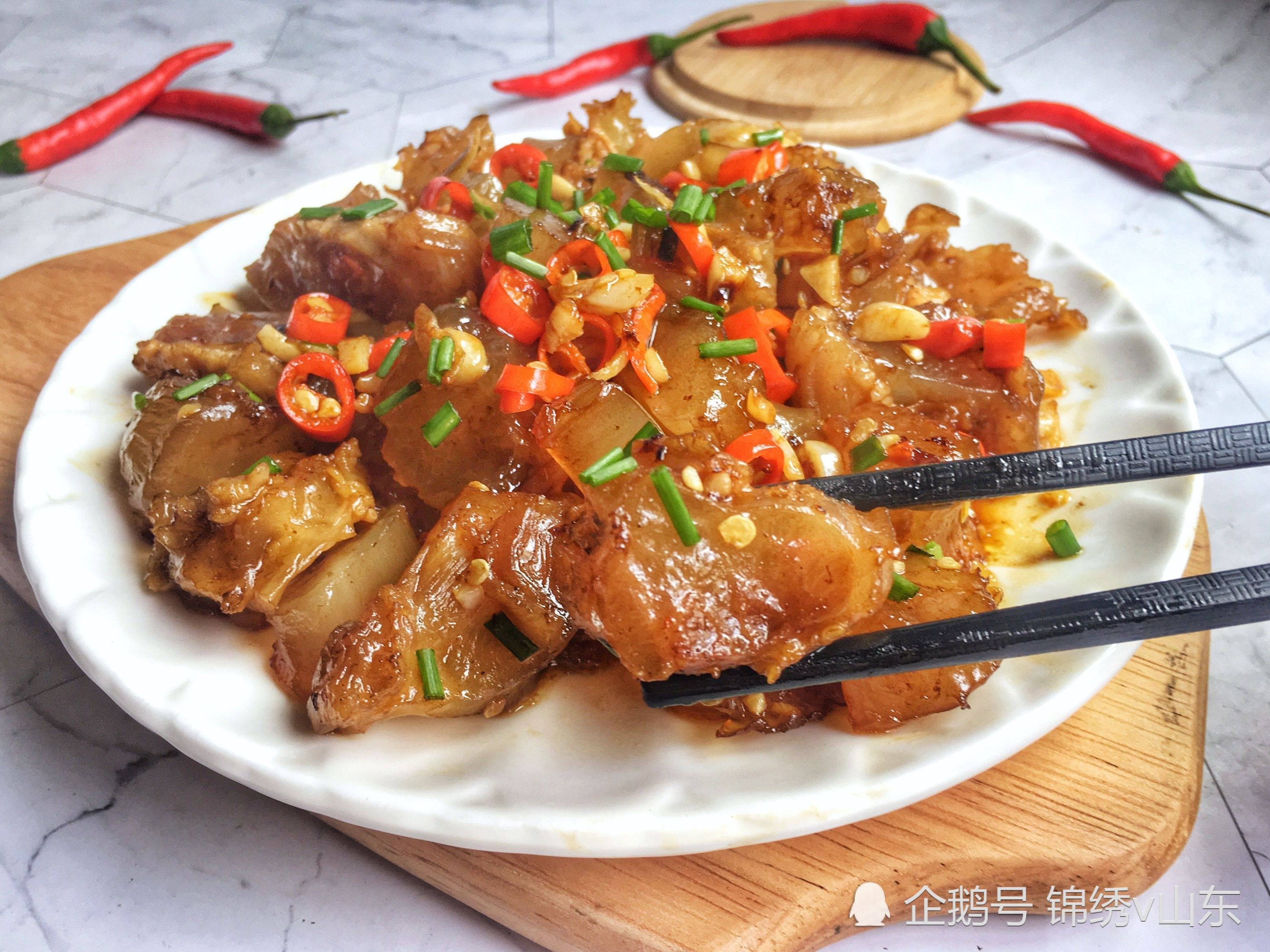 红焖牛蹄筋3,锅里留少许底油,油热后下入少许葱花和蒜末炒香,加入少许