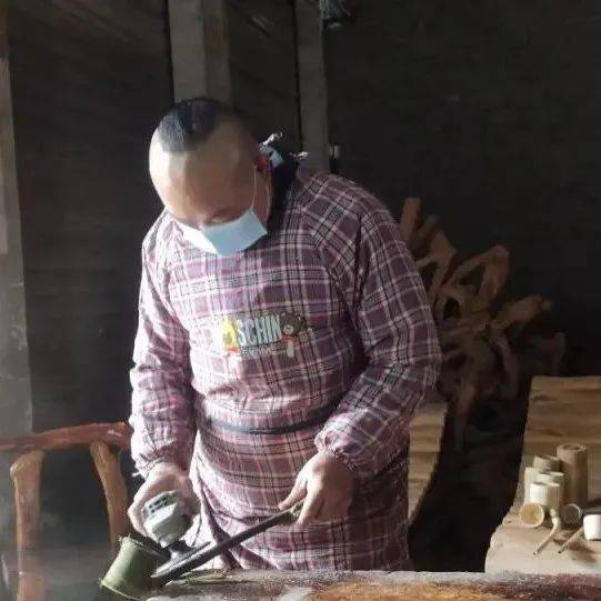 一把刻刀,一段竹木,在他手里如何“妙刀生花”_李友_竹子_雕刻