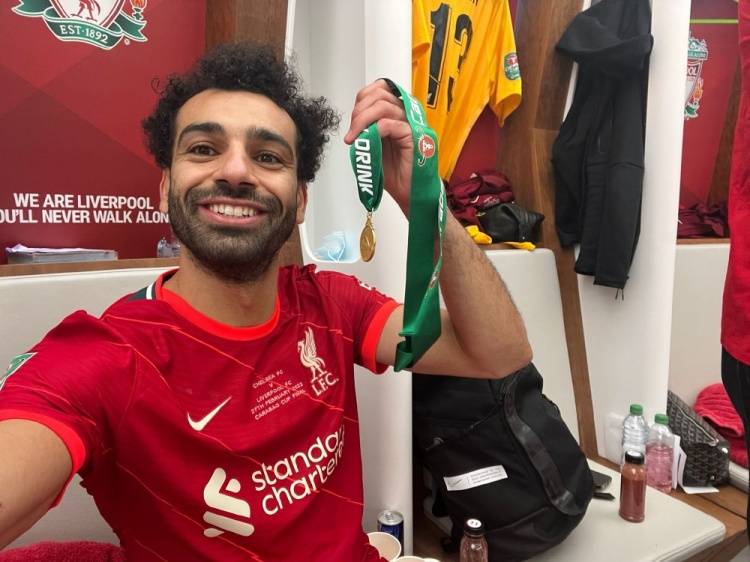 利物浦|再夺一冠！萨拉赫更衣室晒出与联赛杯冠军奖牌的自拍照