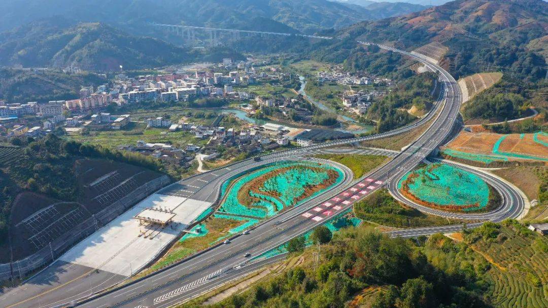 通车现场项目管理人员庆祝通车五公司承建的漳武高速南靖段a4标项目