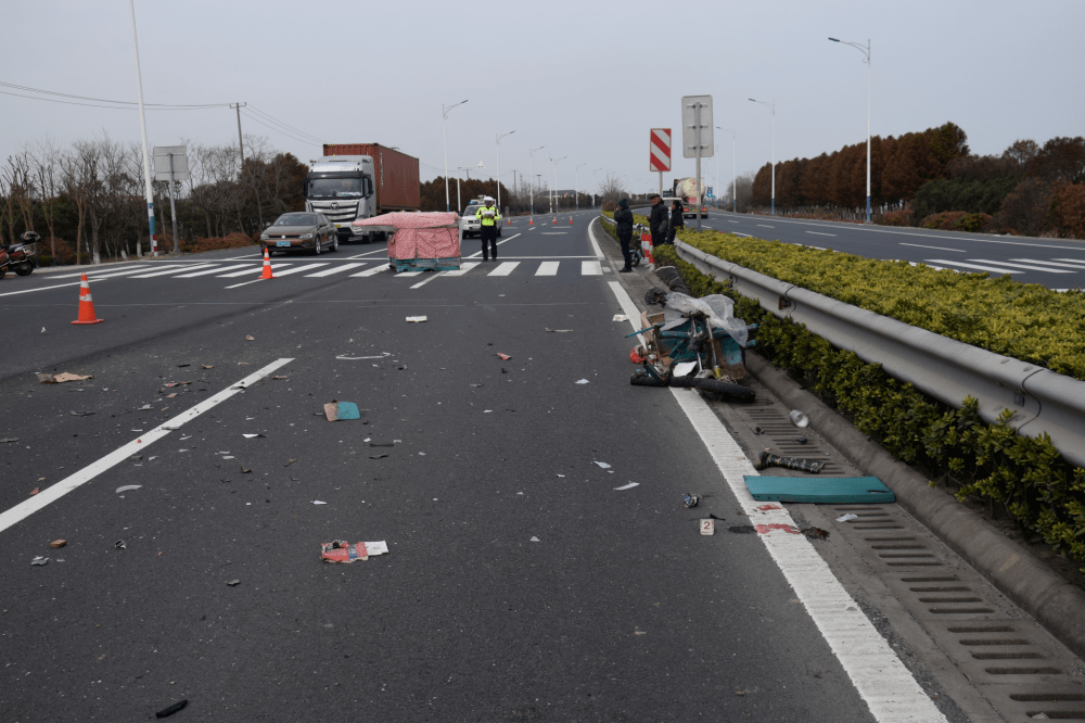 事发现场>>>2022年1月17日11时48分许,在通州湾示范区g328国道77公里