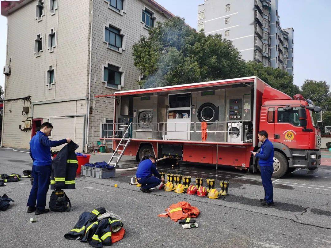 这辆洗涤消防车不一般快来体验吧