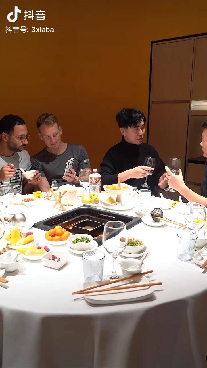 当不懂中国酒桌文化的老外中了抖音的毒之后梅尼耶碰杯