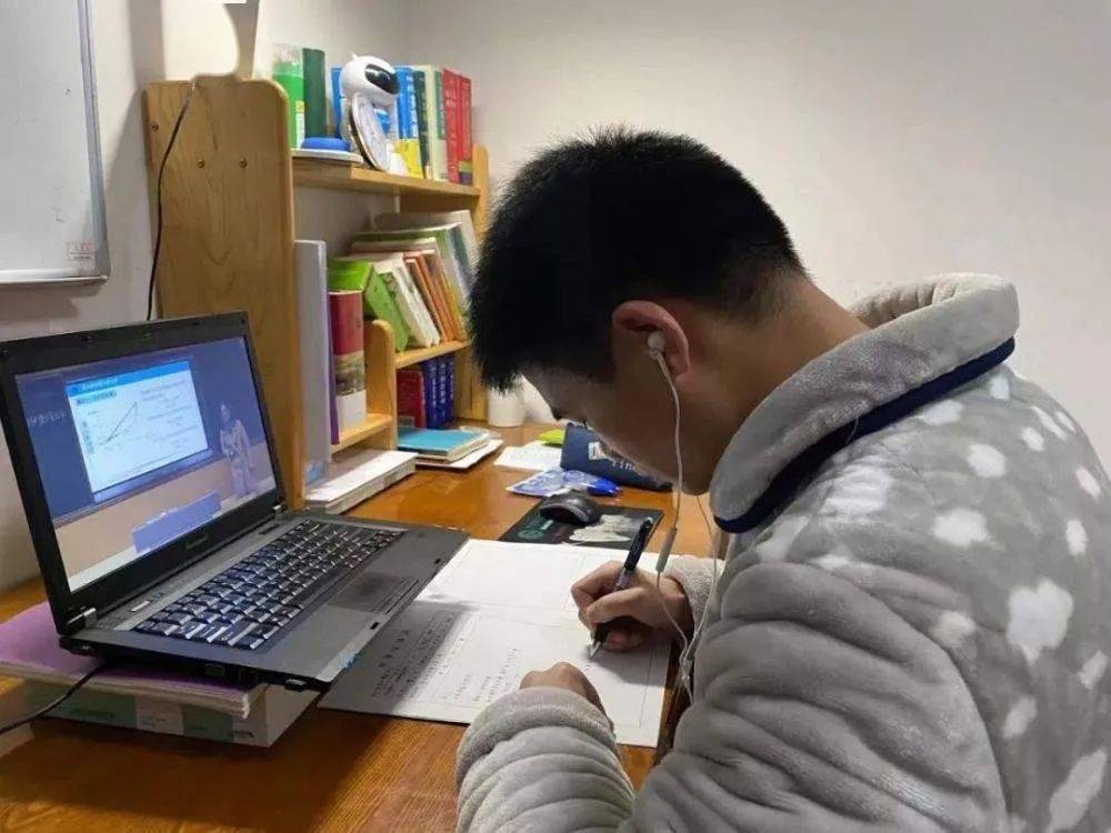 大学生上网课现状来看看有你的影子吗