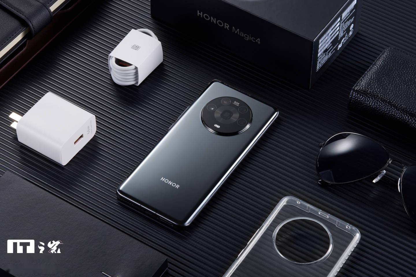 magic4 手机的长条包装盒采用了黑色主题颜色,上面是 honor magic4