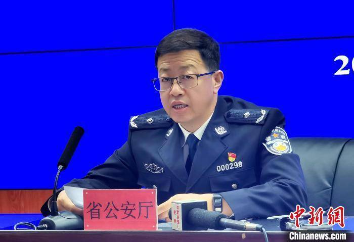 图为青海省公安厅经侦总队政委赵洪财介绍2021年青海省消费者权益保护