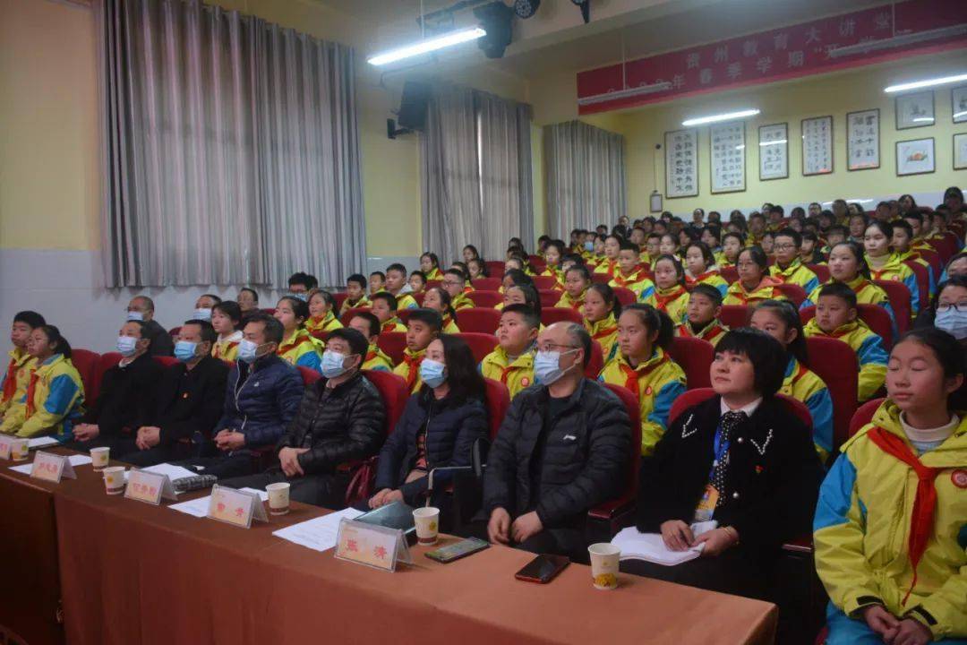省教育厅副厅长级督学何秀黔到惠水县开展四下基层活动与师生同上开学