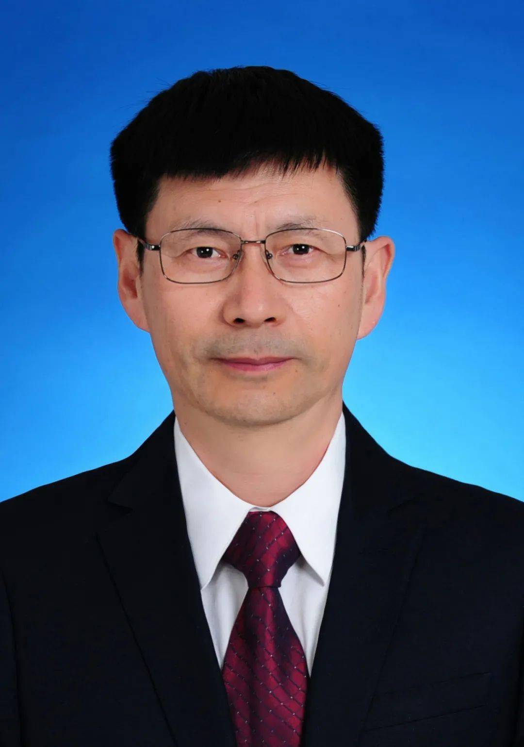 经济师,中共党员,现任呼伦贝尔市委副书记,市政府党组书记,市长