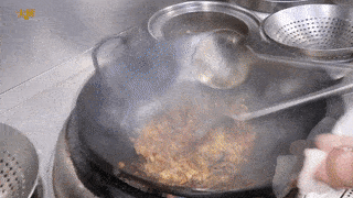 名厨|这干锅猪杂麻辣鲜香、下酒又下饭!视频详解调味秘笈