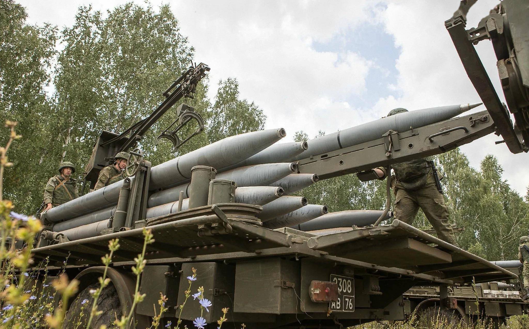 龙卷风和飓风齐上阵冷战老兵当先锋价廉物美的bm27火箭炮