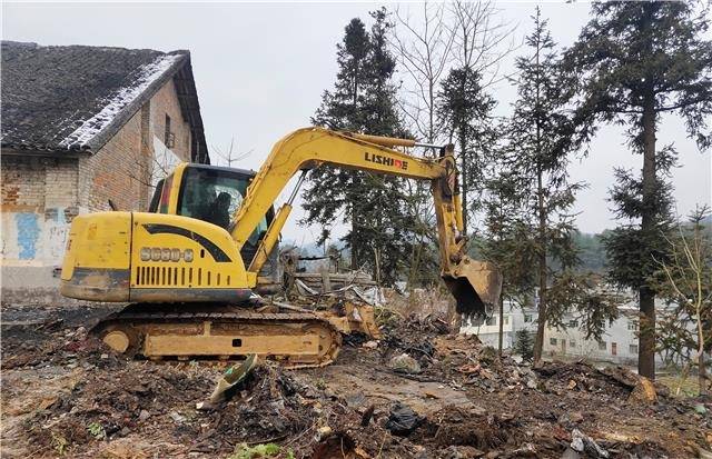 据了解,沙厂街道在当初建设时并未规划停车位,随着居民生活水平不断