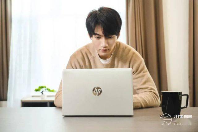 笔记本中的效率超人？移形换影挑战「两天一夜」，这台新本“有点东西”