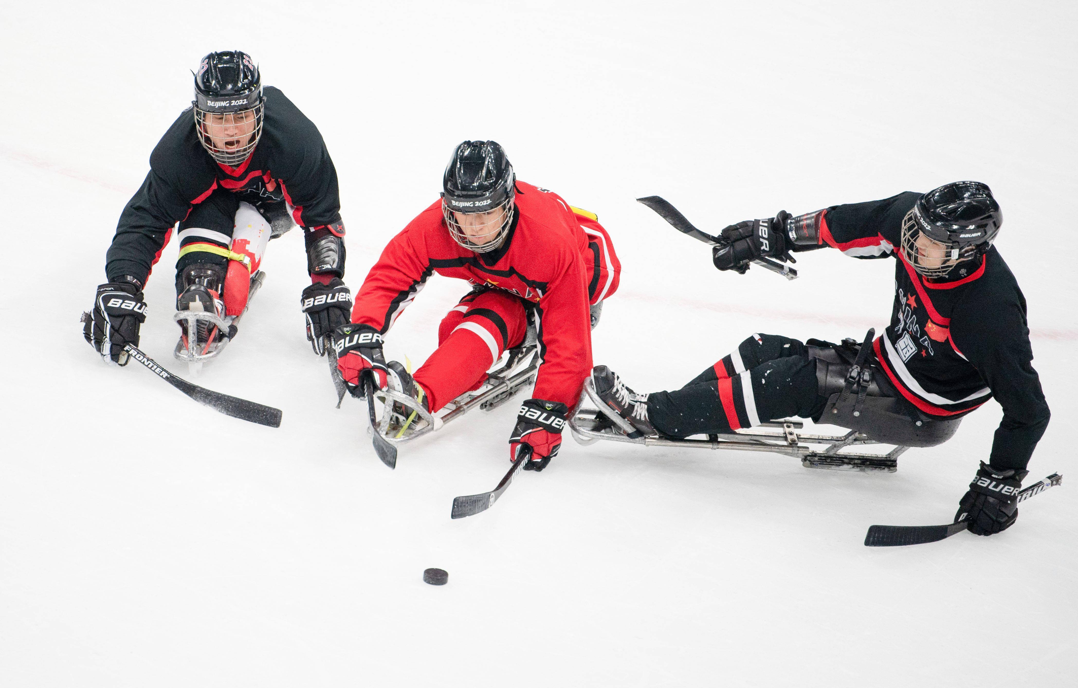 残奥冰球——中国队进行赛前训练_冬残奥会比赛项目科普_新华社_北京