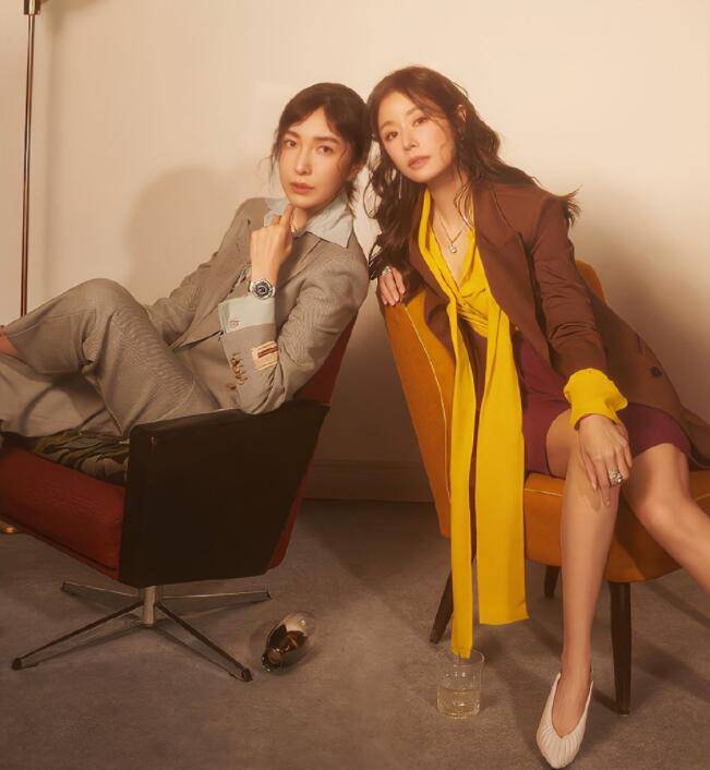 事业46岁林心如携众女星拍大片，穿超短裙秀大长腿，性感又霸气