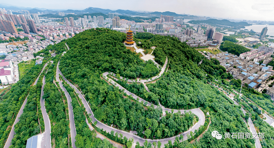 黄石柯尔山—白马山公园环山而建,沿山环绕铺设有步道木塑板,踏上步道